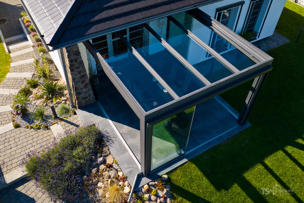 Große Terrassenüberdachung zur Einordnung von Liefergröße und Bauteilen
